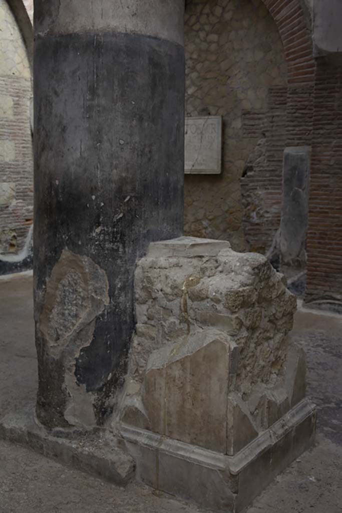 VI.21 Herculaneum, March 2019. Statue base on west side, looking north-west.
Foto Annette Haug, ERC Grant 681269 DÉCOR